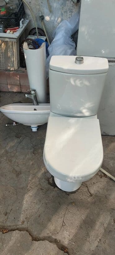 tualet ucun unitaz: Ağ rəngli unitaz dəsti, tualet qabı, su çəni və qapaqdan ibarətdir — 3