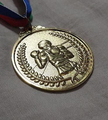 Dəbilqələr: Boks medal dəsti - Rənglər: qızıl, gümüş, bürünc - Dizayn: Hər iki — 10