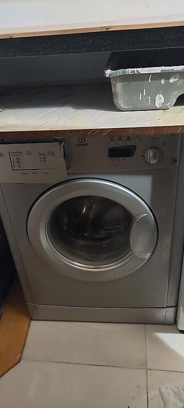 Indesit ön yükləməli paltaryuyan maşın.Halhazirda İŞLƏMİR YUNQÜL