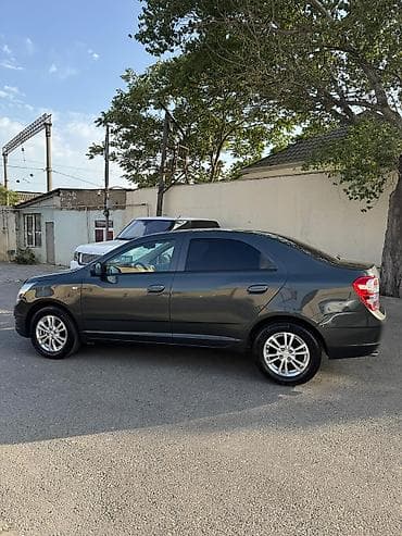 guzgu: Chevrolet Cobalt sedan - Kuzov: 4 qapılı sedan, tünd boz rəng - — 5