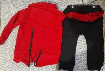 детский джинсовый костюм: Qırmızı rəngdə kapüşonlu sviter və qara idman şalvarından ibarət uşaq — 2