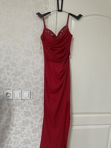Qırmızı rəngli uzun ziyafət libası - Model: nazik askılı, uzun siluet
