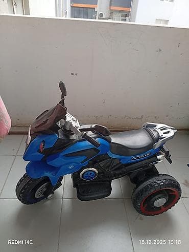 usaq masinlari kreditle: Uşaq elektrik motosikleti – 3 təkərli, mavi rəng - Model üzərində — 2