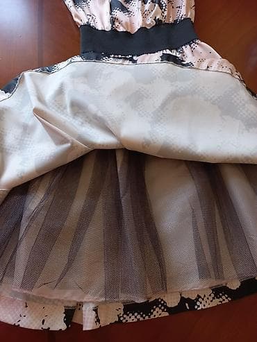 qadin ic geyim: Qadın paltarı – A-kesim, V-yaxa, belində elastik/qara kəmər detalı — 2