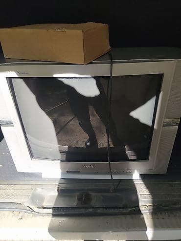 retro gramofon: SANYO CRT televizor - Marka/model: SANYO (ekranda “SANYO” loqosu), ön — 4