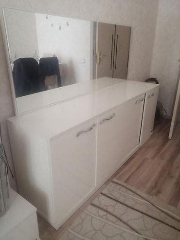 Буфеты: Ağ rəngli geniş bufet-komod və böyük güzgü dəsti.saloğlumebelden — 2