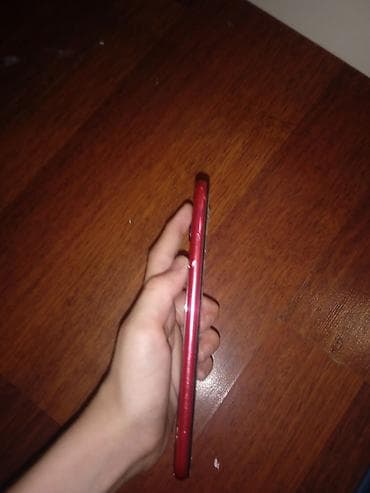 Redmi smartfon – bənövşəyi arxa panel, qırmızı çərçivə. Ekranı işləmir — 4
