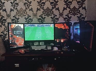 Üç monitorlu masaüstü kompüter/iş stansiyası komplekti Manitorlarla