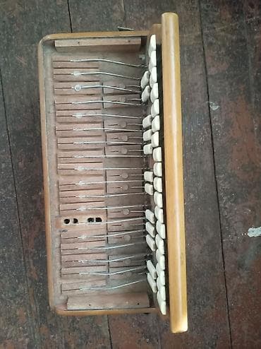 akustik gitar: Məhsul: Köhnə tip düyməli akkordeon (xalq çalğı aləti) Təsvir: - — 1