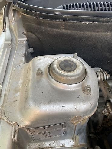 yer şumluyan: Lada 2110 sedan – gümüşü rəng. - Kuzov: 4 qapılı sedan, ön və arxa — 8