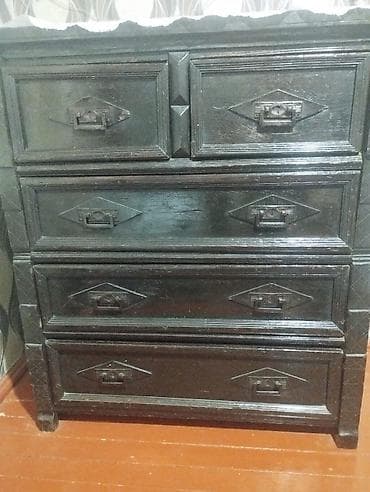 - Material: bərk taxta - Rəng: qara (parlaq laklı səth) - Quruluş