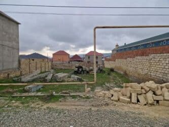 .Masazir qes.142 nomreli mansurutun yoluna yaxin .Yeni