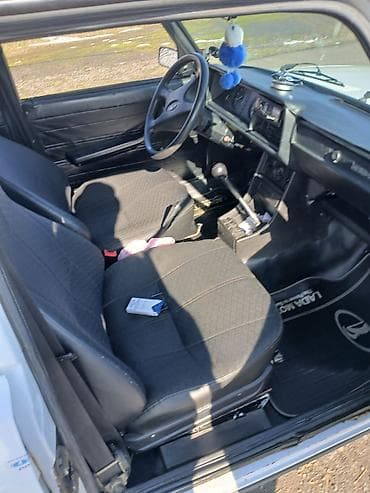 3 teker motor: VAZ 2107 sedan – ağ rəngli, 4 qapılı klassik kuzov. Mexaniki yan — 10