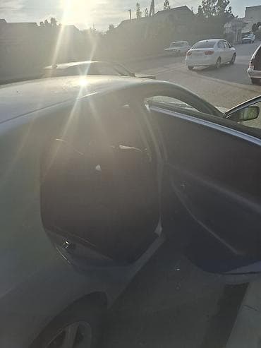 niva satılır: Toyota Corolla hatchback (gümüşü rəng), 5 qapı. - Kuzov: kompakt — 5