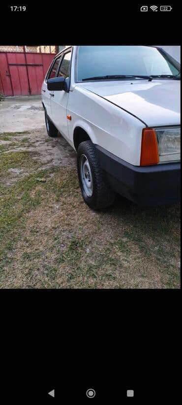 w210 fara şuşəsi: LADA Samara (sedan) – ağ rəngdə, ön və arxa plastik qara bamperlərlə — 1