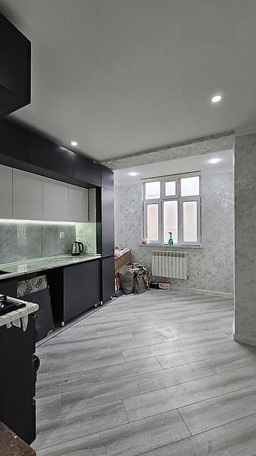 hamam ucun aksessuarlar: Müasir “L” formalı mətbəx mebeli – qrafit boz və ağ rəng kombinasiyası — 3