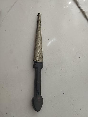 Bu xəncər kəskin tiyəyə malikdir. Qara rəngli qulpu ilə rahat tutuş