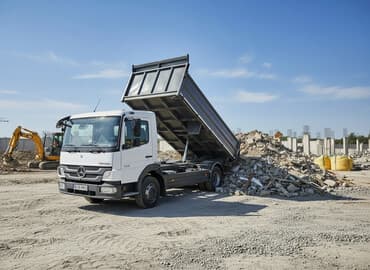 бу морозильные камеры: Mercedes-Benz markalı kiçik ölçülü ağ rəngli yük maşını təmir — 1