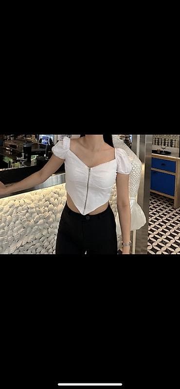 Ağ rəngli qısa top – zəncirli ön fermuarla - Model: qısa (crop) top - — 1