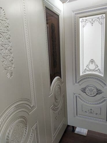 Ремонт и строительство: Ağ rəngdə, müxtəlif naxışlı oyma detalları olan daxili qapı. Bu qapı — 1