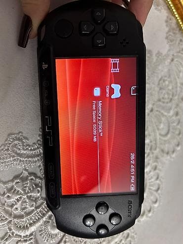 Orginal sony psp,20+oyun ve orginal adaptoru var,yaddaw karti var.hec