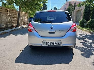 Nissan Tiida hatchback, gümüşü rəng. - Kuzov: 5 qapılı hatchback — 5