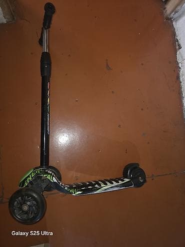 balaca moto: Uşaq skuterı – 3 təkərli - Rəng: qara-yaşıl naxışlı gövdə - Ön — 4