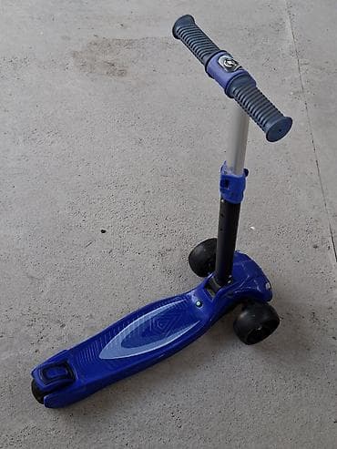 scooter samokatlar: Uşaq skuterı – 3 təkərli, mavi rəng Xüsusiyyətlər: - 3 təkərli — 2