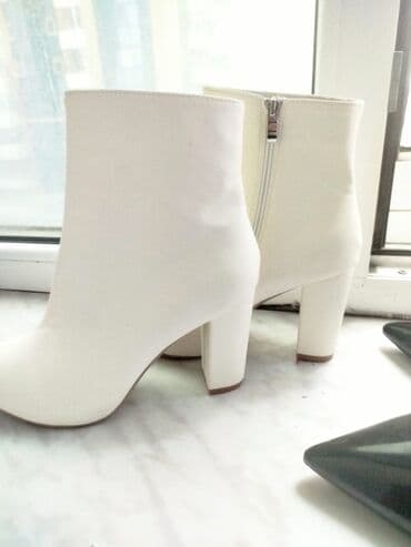 nike flyknit qadın krossovkaları: Ağ rəngli qadın botları - Model: qısa şaftlı, dar burunlu - Rəng — 1