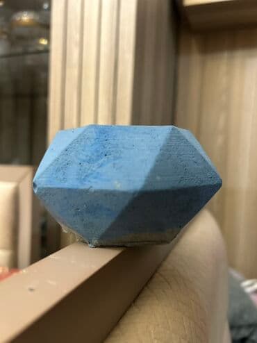 yuxuda qab sindirmaq: Mavi rəngli, çoxüzlü (diamant formalı) dekorativ qab. - Material — 1