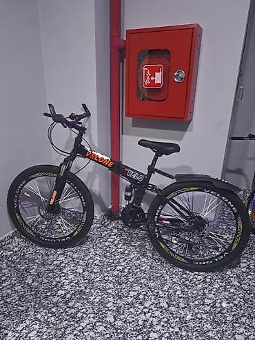 velo disk: Velone markalı qatlanan dağ velosipedi. Velosiped qara rəngdədir və — 1