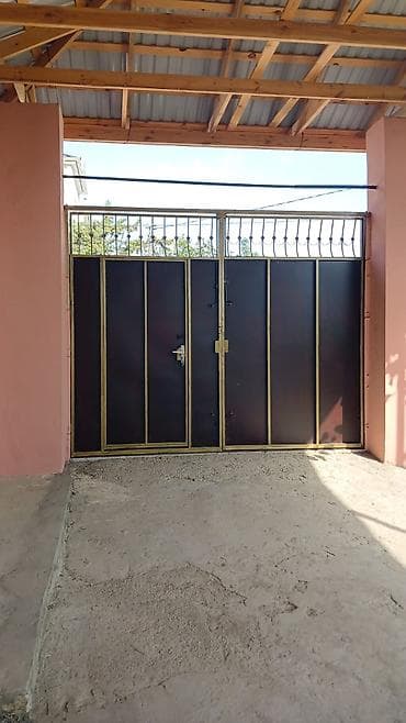 qab qacax: Metall darvaza – ikitaylı, üst hissəsi dekorativ barmaqlıqla - — 2