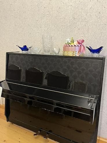 saatlar type 1: Upright piano – klassik qara rəng, parlaq lak örtüklü korpus. - — 1