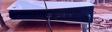 PS5 (Sony PlayStation 5): PlayStation 5 oyun konsolu. Şəkillərdə ağ rəngli PS5 konsolu və 2 ədəd — 3