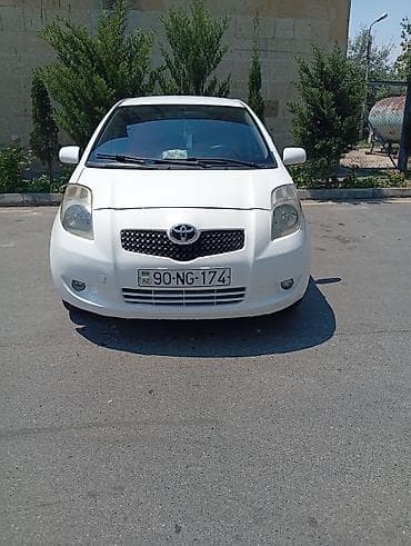 avto 444: Toyota Yaris hatchback (ağ rəng). Şəhər içi üçün sərfəli və rahat — 8
