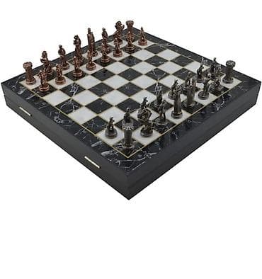 şahmat: Şahmat dəsti, qızılı və gümüşü rəngli parçaları olan, qara rəngli — 5