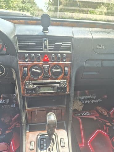 avtomat maşın: Tünd göy rəngdə olan Mercedes-Benz C-Class avtomobili. Avtomobil lyuk — 5