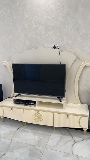 taxta stullar: Qonaq otağı üçün dəst – krem rəngli, qızılı detallarla Tərkibi: - — 3