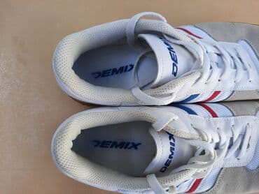 kişilər ucun qacış krossovkaları: Demix brendinin idman krossovkaları - Rəng: ağ üst hissə, boz süet — 2