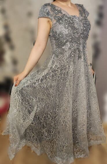 Ziyafət donu L bədən Simli, alt tonu buz mavisi olan gümüşü rəngli