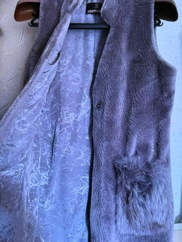 женские меховые жилеты: Uzun xəz jilet – boz/tonlarda, qolsuz, dizə yaxın uzunluqda. Yumşaq — 1