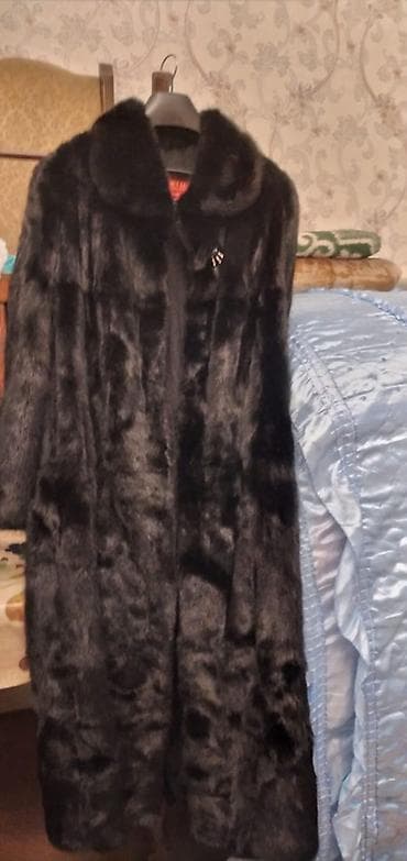 Cinslər: Qadın üçün uzun kürk palto - Rəng: Qara - Model: uzun, düz kəsim, iri — 4