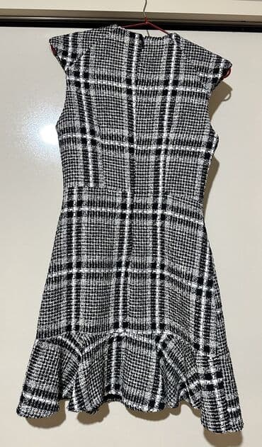 Cinslər: Qadın paltarı – qara‑ağ dama (plaid) naxışlı, astarlı qalın toxumalı — 4