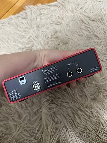 gitara tornado: Focusrite Scarlett 2i2 USB audio interfeysi - İki ədəd kombi XLR/TRS — 3
