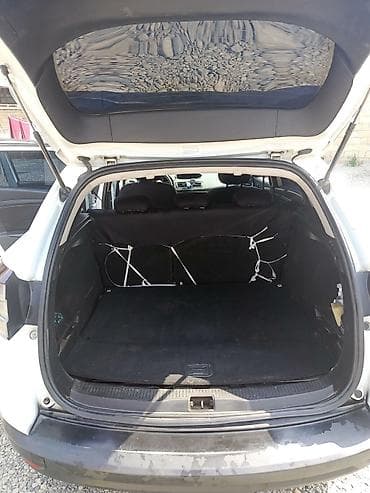 4 fəsil təkərlər: Renault Megane (universall/kombi), ağ rəng. Xüsusiyyətlər: - Kuzov: 5 — 10