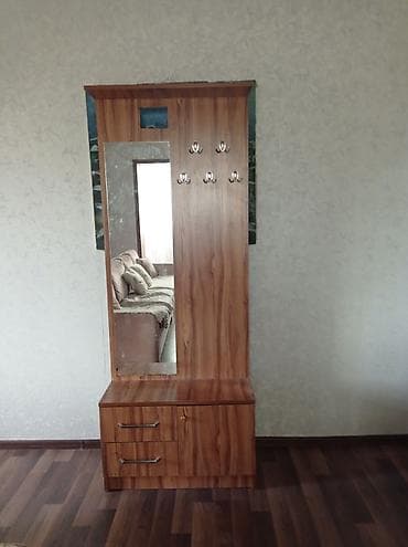 Dəhliz üçün çoxfunksiyalı paltar asqısı və güzgülü tumbanın komplekti