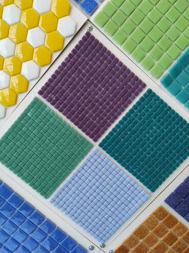 Rəngarəng mozaika plitələri dəsti. Müxtəlif rənglərdə kvadrat formalı