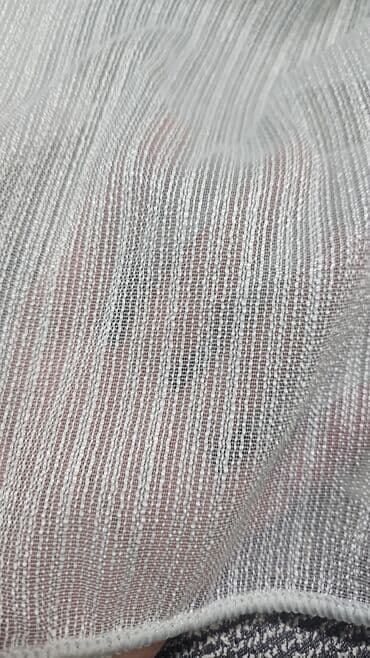 ağ tül perde: Zərif, ağ rəngli tül pərdə. Otağa incəlik və yüngüllük gətirir — 3