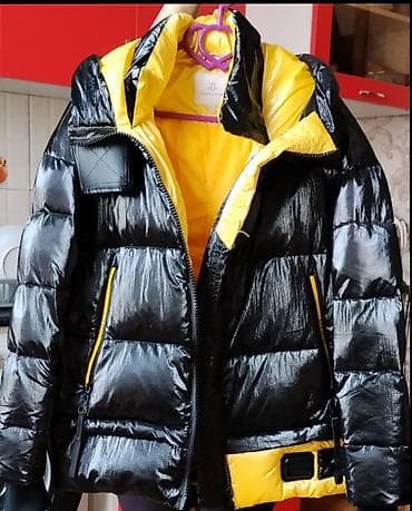 Parlaq qara rəngdə, içi sarı kontrast astarlı şişmə qış gödəkçəsi