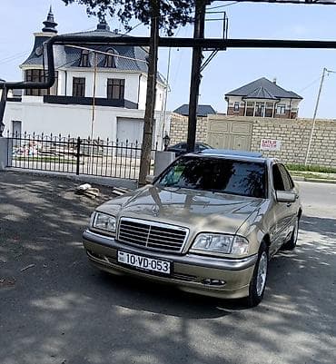 s yan guzguler: Mercedes-Benz C-Sinif sedan - Korpus: 4 qapılı sedan, qızılı/metallik — 5